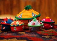 دزفول یکی از شهرهای محبوب خوزستان است که صنایع دستی مخصوص به خود را دارد. اگر به این شهر سفر کردید حتماً این صنایع­‌دستی را به­‌عنوان سوغات انتخاب کنید. اقتصاد مردم این منطقه اغلب از راه کشاورزی و صادرات صنایع‌دستی تأمین می‌شود.